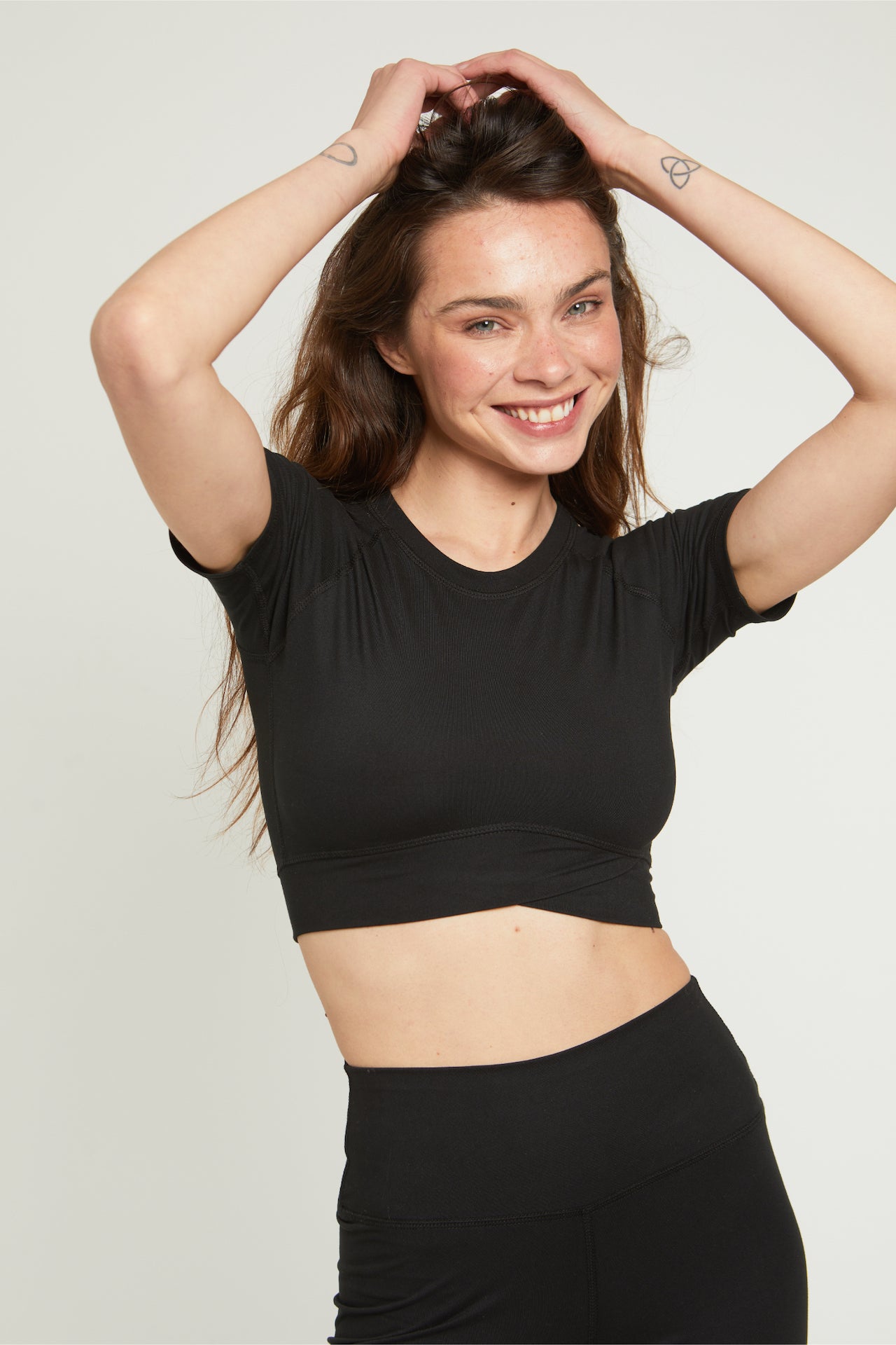 BE SOFT CROP TOP-BLACK